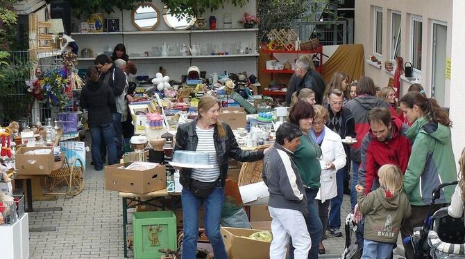 Der Flohmarkt gehört zu den festen Attraktionen der Tierheim-Feste. FOTO: SOL