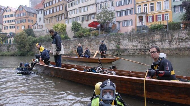 Taucher der Feuerwehr fischten mit Unterstützung des Stocherkahnvereins Schrott und Müll aus dem Neckar.