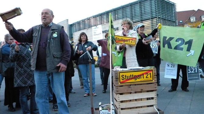 Schwabenstreich auf dem Metzinger Lindenplatz: Lauter Protest gegen das milliardenschwere Bahnprojekt Stuttgart 21. GEA-FOTO: HE