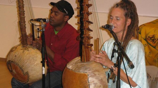 Gelebte Völkerverständigung mit guten Gesprächen, traditionellem Essen und afrikanischer Musik in der Volkshochschule. FOTO: RAB