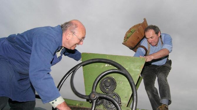 Ein lockerer Schwung über die Schulter und die Trauben purzeln aus der Butte in die Raspel. Wolfgang Fritz (rechts), der Vorsitz