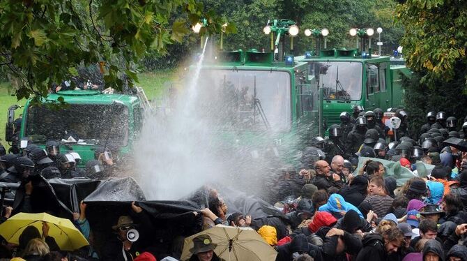 Stuttgart 21 Polizeieinsatz gegen Demonstranten im Schlossgarten