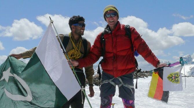 Prof. Dr. Jürgen Straub und sein pakistanischer Begleiter Nadjaf in 6 477 Meter Höhe auf dem Gipfel, dem Straub den Namen »Atiyuulsa« gab.Fotos: pr