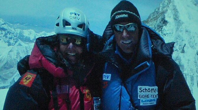 In dünner Luft auf einem der höchsten Gipfel der Erde: Gerlinde Kaltenbrunner und Ralf Dujmovits gemeinsam auf dem Lhotse.  GEA-