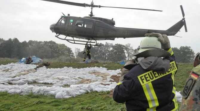 Ein Helikopter der Bundeswehr lieferte am 2.10.2010 Sandsäcke für Deiche der Schwarzen Elster bei Mönchenhöfe. 