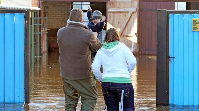 Das überflutete Dorf Löben im Landkreis Wittenberg (Foto vom 1.10.): In Sachsen-Anhalt geht das Hochwasser nur langsam zurück