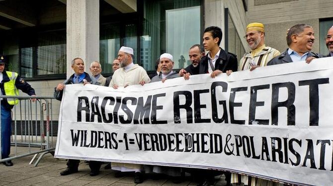 Drinnen Verhandlung, draußen Proteste: Muslime demonstrieren vor dem Gerichtsgebäude in Amsterdam gegen Wilders. 