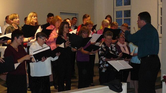 Das ökumenische Konzert von katholischem Chor St. Franziskus und evangelischem Chor Häslach, hier unter der Leitung von Theo Neu