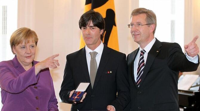 Joachim Löw zwischen Bundespräsident Christian Wulff und Bundeskanzlerin Angela Merkel.