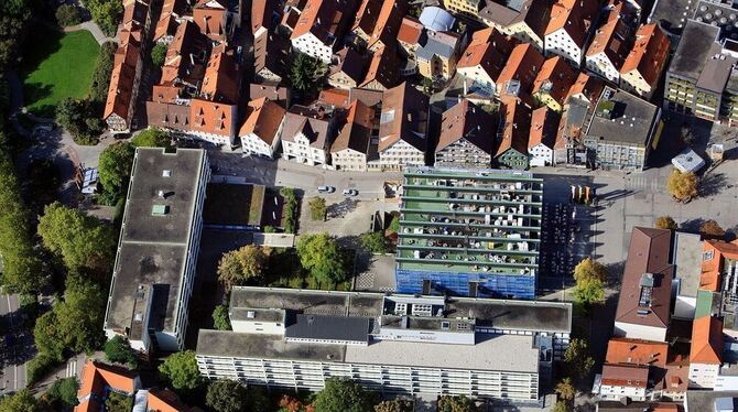 Die Baustelle im Zentrum: Der Blick von oben auf das Reutlinger Rathaus zeigt, dass die energetische Sanierung am Dach noch nich