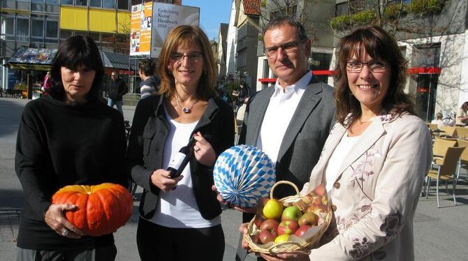 Vom Kürbis über Wein und bayerisch Zünftiges bis hin zum Apfel: (von links) Janna Blum (Obere Wilhelmstraße), Annette Lachenmann