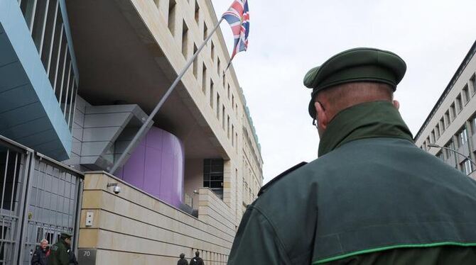 Ein Polizist vor der britischen Botschaft in Berlin (Archivbild)