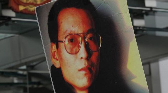 Der chinesische Bürgerrechtler Liu Xiaobo erhält den Friedensnobelpreis. Er sitzt in seiner Heimat im Gefängnis.