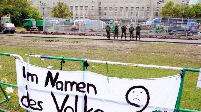 Protestplakat im Stuttgarter Schlossgarten.