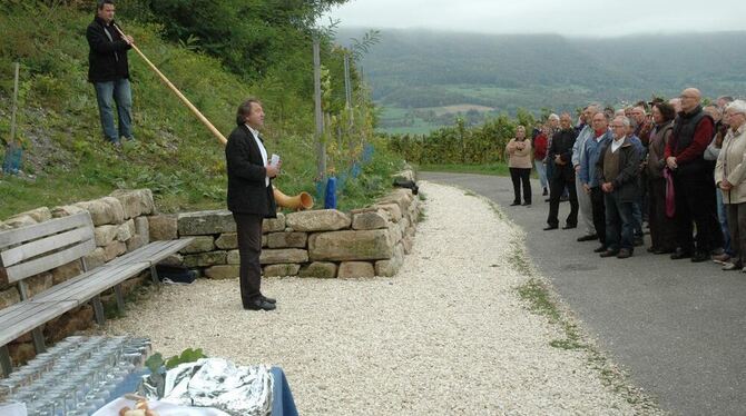 Viele haben sich für die Trockenmauer auf dem Weinberg ins Zeug gelegt, da durften auch viele feiern. Walter Veit würdigte den a