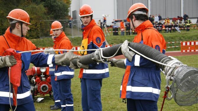 Konzentration und Können gefragt: Bei der Abnahme des Leistungsabzeichens für Jugendfeuerwehren im Landkreis Reutlingen hat auch