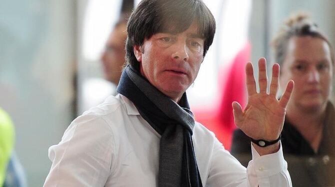 Bundestrainer Joachim Löw winkt vor der Abreise auf dem Flughafen Tegel in Berlin zu Fans.