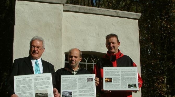 Zeigen die Info-Tafeln: Hans-Joachim Stark, Leiter der Kerschensteinerschule in Reutlingen, Franz-Georg Gaibler (Mitte) vom Heim