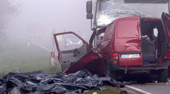 Tod im Morgengrauen: Bei einem schweren Verkehrsunfall in Polen sind mindestens 18 Saisonarbeiter gestorben. Auch in der Ukra