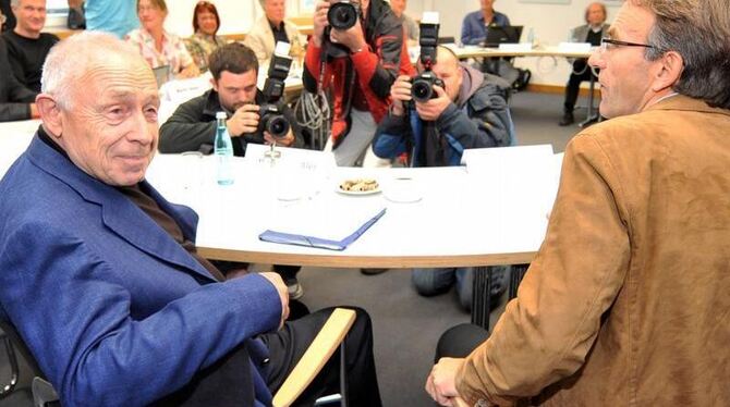 Vermittler Heiner Geißler spricht im Rathaus in Stuttgart mit dem Projektgegner Werner Wölfle.