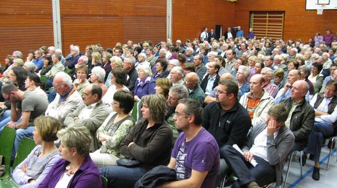 Die Bürgermeisterwahl bewegt: Die Greifensteinhalle war bei der Kandidatenvorstellung voll besetzt.