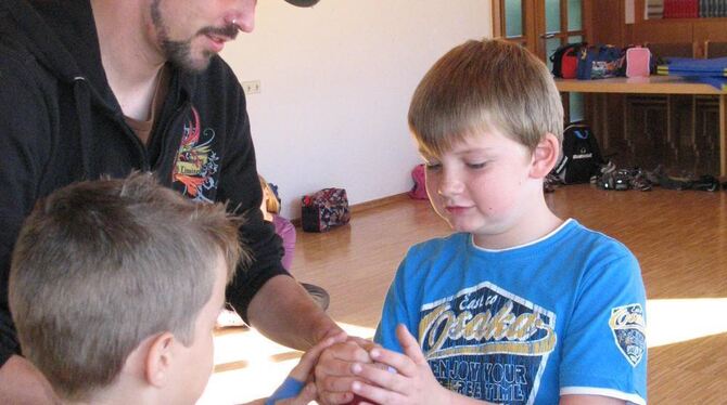 Fest die Hände fassen. Und dann sagen: »Ich kämpfe fair«. Mit diesem Ritual beginnen die Kinder ihr von Cord Dette angeleitetes