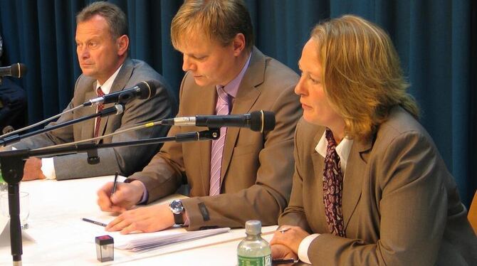 Stellten sich in Honau den Fragen der Bürger: Helmut Knorr, Peter Nußbaum und Britta Waschl (von links).  GEA-FOTO: SAUTTER