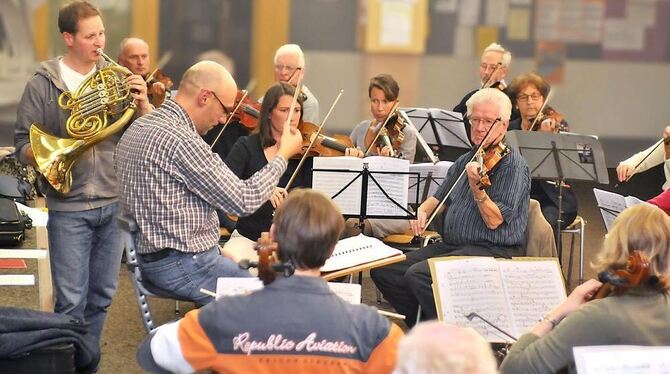 Solist beim Herbstkonzert des Kammerorchesters Metzingen ist der Hornist des Gewandhausorchesters Leipzig, Jürgen Merkert (links