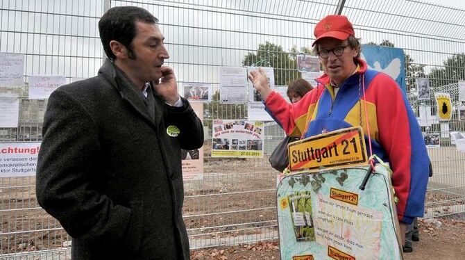 Grünen-Chef Cem Özdemir (l) will die Stuttgart 21 Gegner unterstützen - wie hier im Stuttgarter Schlossgarten.