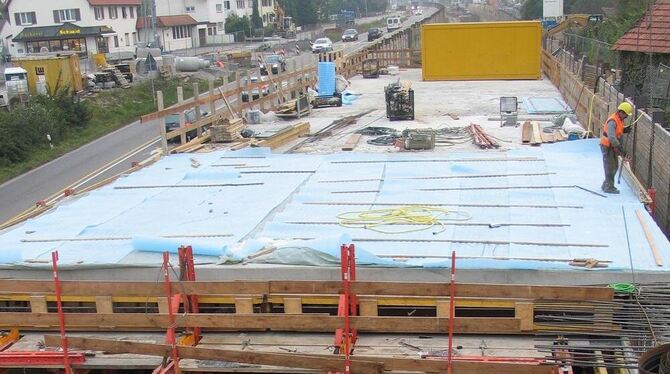 Während links der Verkehr auf der B 27 durch Dußlingen rollt, werkeln die Tunnelbauer mit Hochdruck an der ersten Röhre. Rund 4