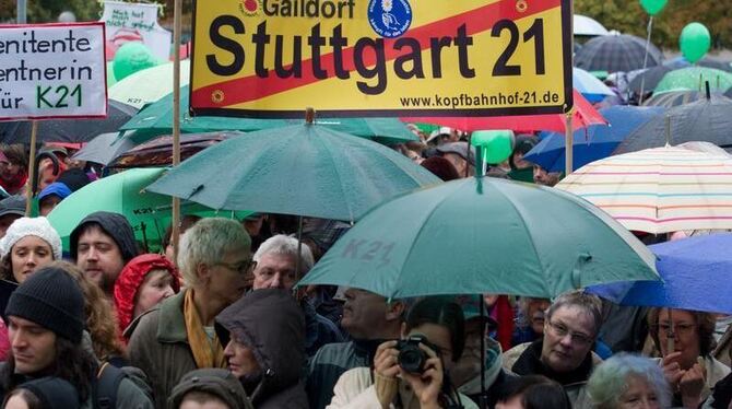 Gegner des umstrittenen Bahnprojekts Stuttgart 21 protestieren in Stuttgart auf dem Schlossplatz.