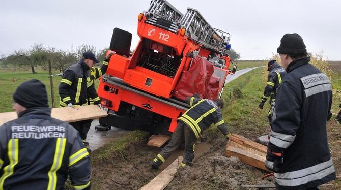 Schwieriger Einsatz: Drehleiter im Graben.