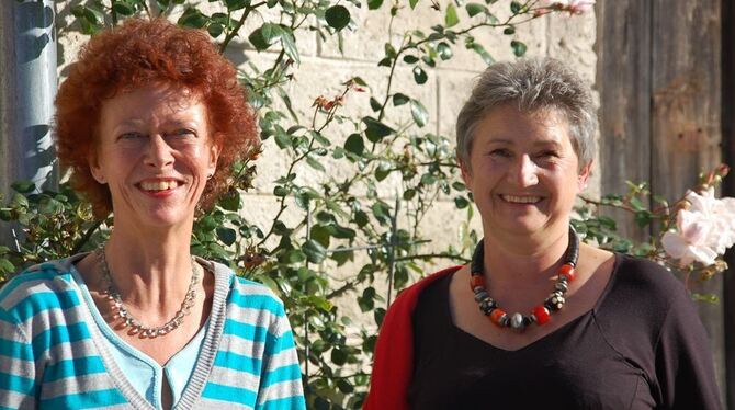 Beate Simon und Gudrun Witte-Borst vor den letzten Rosen am Klosterhof. GEA-FOTO: IST