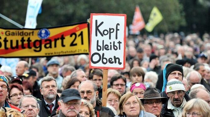 Im Schlossgarten neben dem Stuttgarter Hauptbahnhof machen am 18.10.2010 tausende Demonstranten mit Protestplakaten erneut la