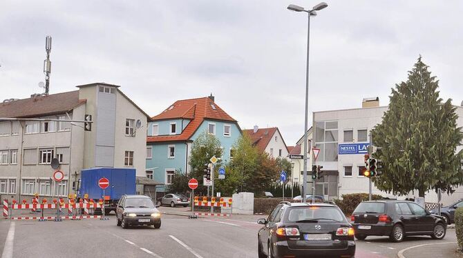 Der Belag von Hepp- und Mühlstraße wird erneuert. Deshalb müssen die Autofahrer kleine Umwege in Kauf nehmen. FOTO: TRINKHAUS