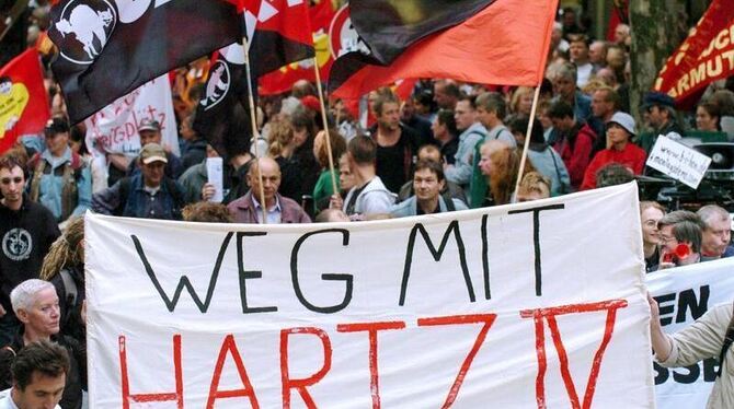 Arbeitslose demonstrieren in Hamburg gegen die Hartz-IV-Gesetze. (Archivfoto)