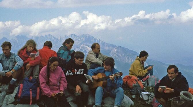 Das Novemberblatt des Jubiläums-Kalenders der Bergfreunde zeigt einen Teil der Gruppe auf der 1990er-Tour. FOTO: SCHÄFER