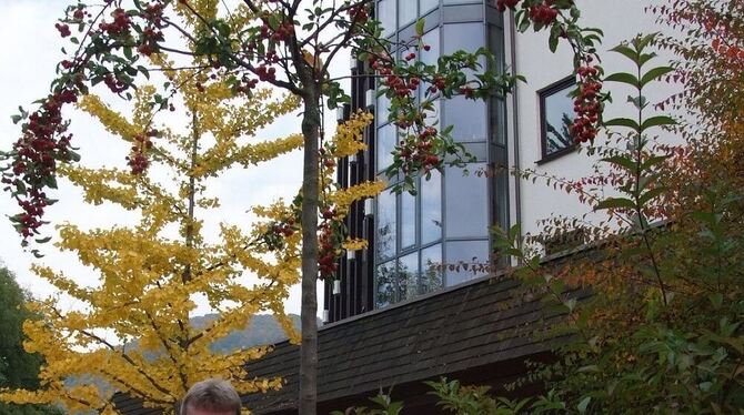 Erst eine Buche, dann ein Ginkgo, jetzt ein Zierapfelbaum: Eva Rühle, die Chefin des Gesundheits- und Rehazentrums Schwäbische A