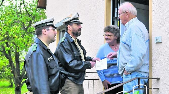 Die Zahl der Wohnungseinbrüche nimmt zu. Die Polizei - hier Martin Stelzer und Karl-Bernd Stocker (von links) vom Posten Gomarin