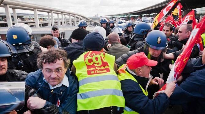 Demonstranten bei einer Rangelei mit Polizisten an einem Flughafen in Frankreich. (Archivbild)