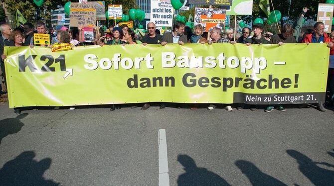 Gegner des Bahnprojekts Stuttgart 21 tragen während eines Protestzuges durch die Innenstadt Transparente und Luftballons.