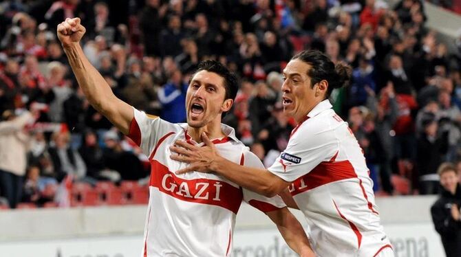 Ciprian Marica feiert sein Tor, Mauro Camoranesi gratuliert. FOTO: DPA