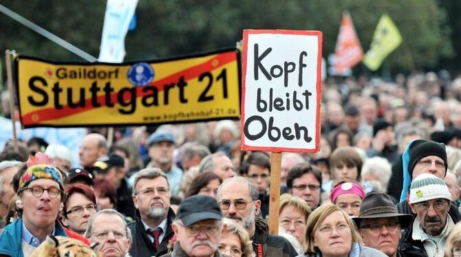 Im Schlossgarten neben dem Stuttgarter Hauptbahnhof machen Demonstranten ihrem Unmut gegen das umstrittene Bahnprojekt Stuttg