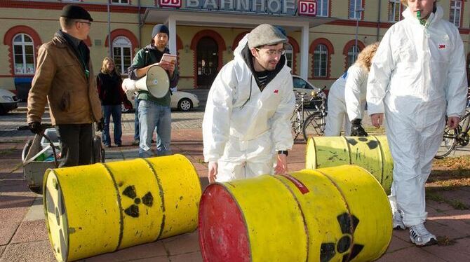 Wie hier in Greifswald protestieren Atomgegner in ganz Deutschland gegen Castortransporte.