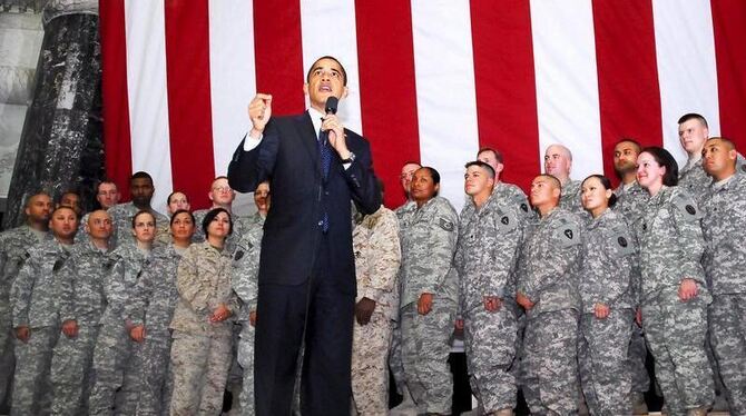 US-Präsident Obama spricht im April 2009 bei seinem Besuch des US-Stützpunkts Camp Victory im Irak zu Soldaten. Die Wikileaks