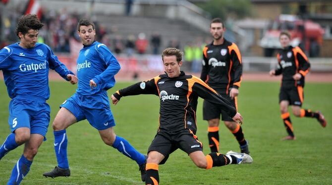 Martin Grund erzielt das 2:0 für den SSV. In der Beobachter-Rolle: Maikel Boric und Tor-Vorbereiter Julian Grupp (hinten).  FOTO