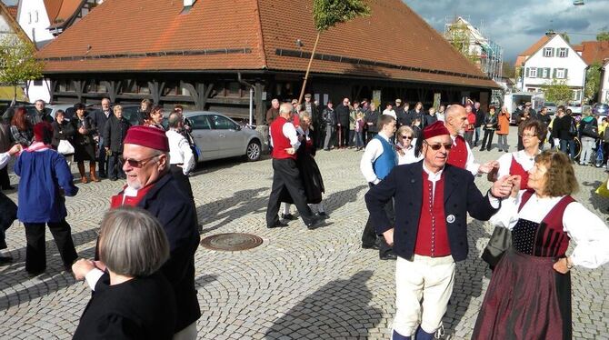 Die Metzinger Volkstanzgruppe nutzte die Herbstsonne für ihren Auftritt.  GEA-FOTO: HEK