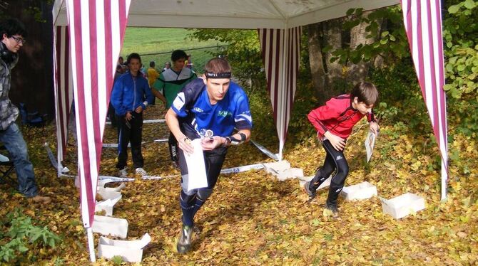 Ab geht die Post: Die Teilnehmer beim Orientierungslauf-Meisterschafts-Wettbewerb machten von Anfang an ernst.  FOTO: TBÖ