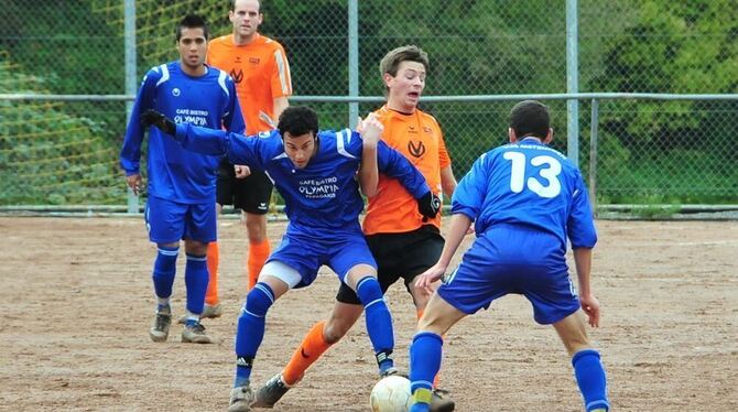 Ein Derby, wie ein Derby sein sollte: Im Zweikampf, von links: Metzingens Carlo Liotti und der Pfullinger Führungstorschütze Pat