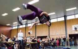 Georg Föhringer von der Gruppe »PK all day« zeigt Parkoursport beim Tuhaki-Fest. FOTO: MSC